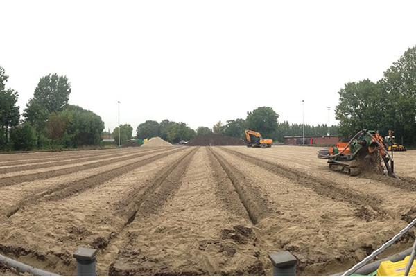 Aanleg natuurgras voetbalveld - Sportinfrabouw NV